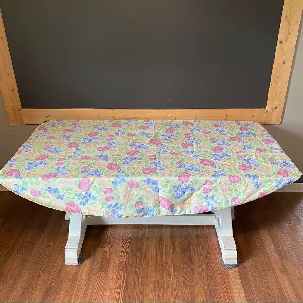 Floral print table cloth, napkins, napkin rings, 2 solid teal placemats